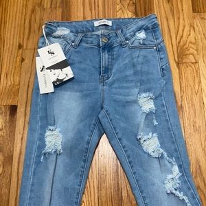 I’m selling a pair of light blue skinny ripped jeans size 9